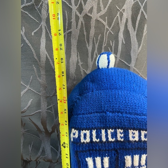 Custom - Decorative, knitted, foam filled TARDIS from Doctor Who - Picture 5 of 10